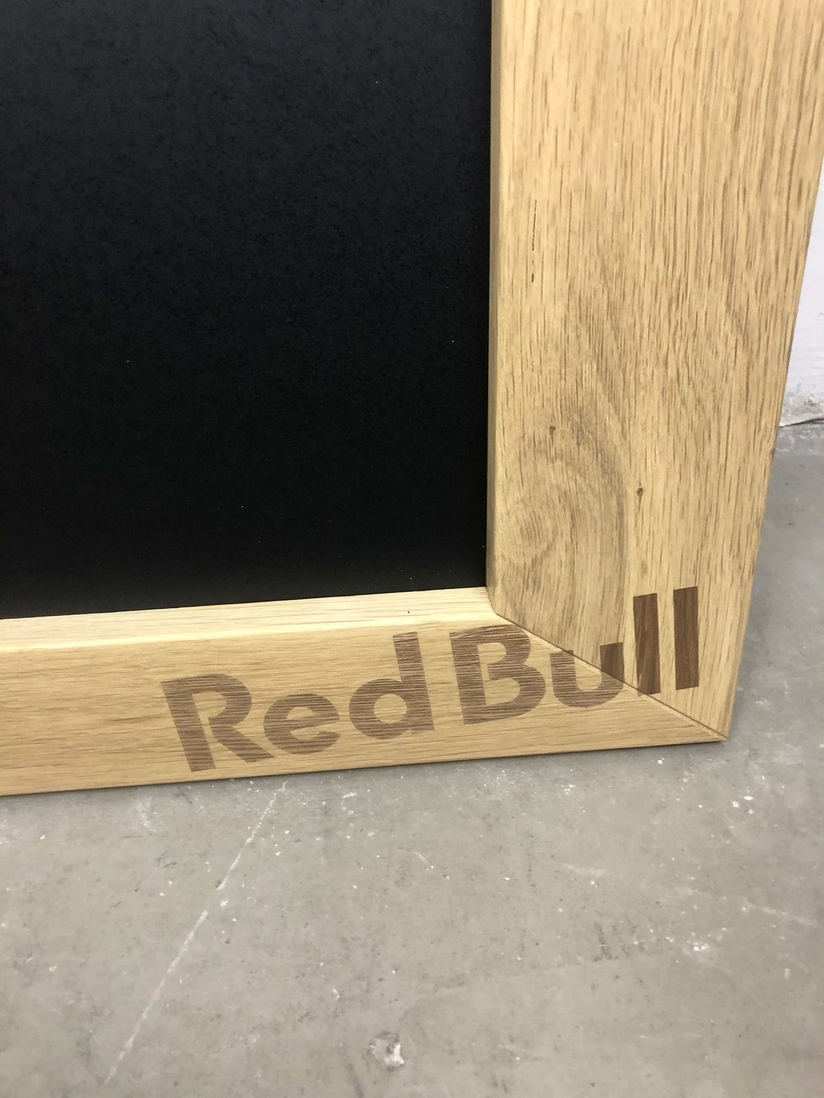 1x Red Bull Energy Kreidetafel Eiche Massiv 100 x 60 cm – Ansicht 3