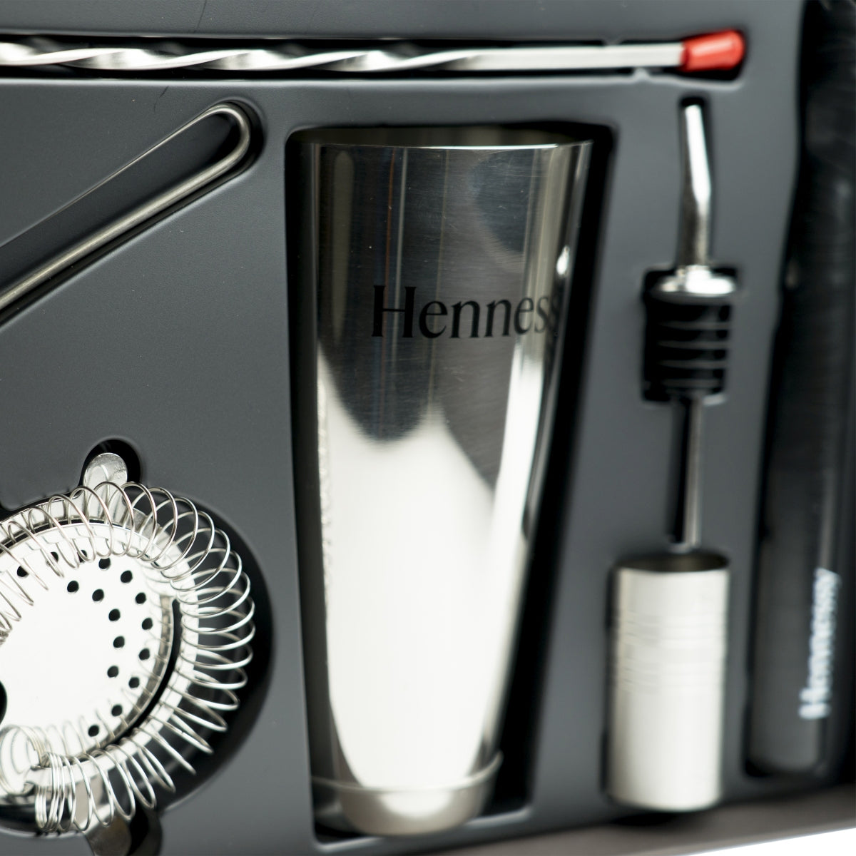 Hennessy Cognac Cocktail Mix Set Shaker Löffel Sieb Edelstahl Ausgießer Stößel – Ansicht 2